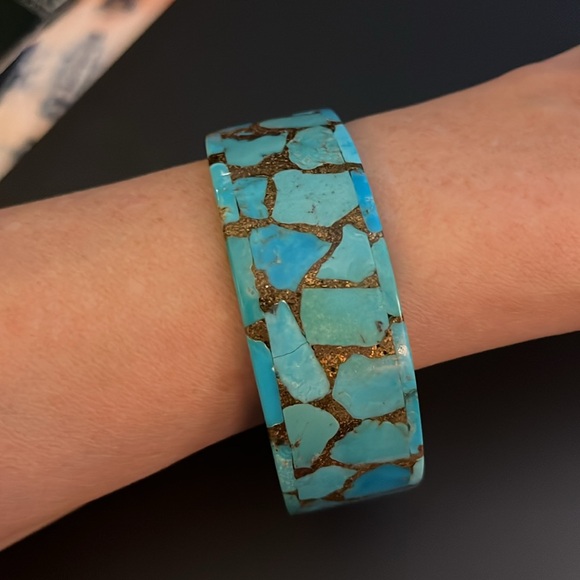 Composite turquoise chip bangle infused with golden metal chips - Picture 6 of 8